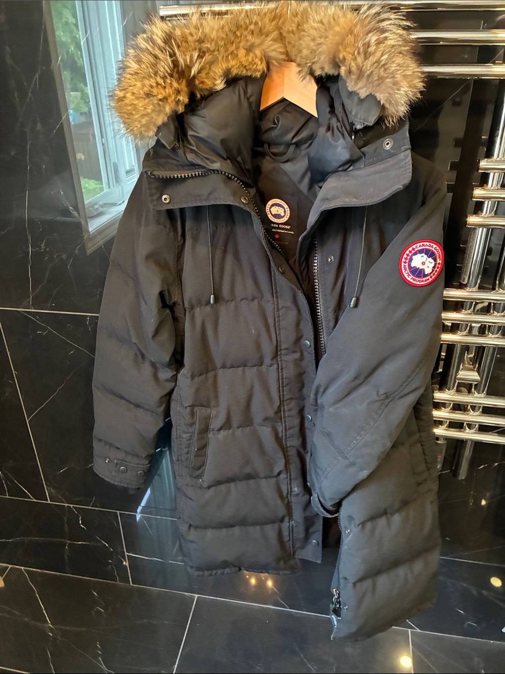 Canada Goose Woman Black Puffer Parka with Fur-Trim Hood